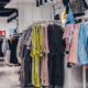 Modern mağazada raf düzeni ve ürün stok yönetimi